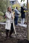Alphen aan de Rijn 10 november 2021
Prinses Irene opent de Nationale Boomfeestdag. Samen met haar zoon prins Carlos, haar dochter prinses Margarita, schoondochter Viktoria en kleinkinderen plantte ze een Levensboom (een populier) in haar eigen Prinses IreneBos. Sterre Koning trad op .