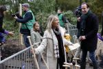 Alphen aan de Rijn 10 november 2021
Prinses Irene opent de Nationale Boomfeestdag. Samen met haar zoon prins Carlos, haar dochter prinses Margarita, schoondochter Viktoria en kleinkinderen plantte ze een Levensboom (een populier) in haar eigen Prinses IreneBos. Sterre Koning trad op .
