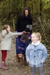 Alphen aan de Rijn 10 november 2021
Prinses Irene opent de Nationale Boomfeestdag. Samen met haar zoon prins Carlos, haar dochter prinses Margarita, schoondochter Viktoria en kleinkinderen plantte ze een Levensboom (een populier) in haar eigen Prinses IreneBos. Sterre Koning trad op .