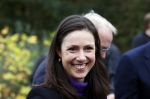 Alphen aan de Rijn 10 november 2021
Prinses Irene opent de Nationale Boomfeestdag. Samen met haar zoon prins Carlos, haar dochter prinses Margarita, schoondochter Viktoria en kleinkinderen plantte ze een Levensboom (een populier) in haar eigen Prinses IreneBos. Sterre Koning trad op .