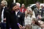 Alphen aan de Rijn 10 november 2021
Prinses Irene opent de Nationale Boomfeestdag. Samen met haar zoon prins Carlos, haar dochter prinses Margarita, schoondochter Viktoria en kleinkinderen plantte ze een Levensboom (een populier) in haar eigen Prinses IreneBos. Sterre Koning trad op .