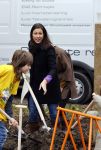 Alphen aan de Rijn 10 november 2021
Prinses Irene opent de Nationale Boomfeestdag. Samen met haar zoon prins Carlos, haar dochter prinses Margarita, schoondochter Viktoria en kleinkinderen plantte ze een Levensboom (een populier) in haar eigen Prinses IreneBos. Sterre Koning trad op .