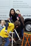 Alphen aan de Rijn 10 november 2021
Prinses Irene opent de Nationale Boomfeestdag. Samen met haar zoon prins Carlos, haar dochter prinses Margarita, schoondochter Viktoria en kleinkinderen plantte ze een Levensboom (een populier) in haar eigen Prinses IreneBos. Sterre Koning trad op .