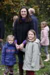 Alphen aan de Rijn 10 november 2021
Prinses Irene opent de Nationale Boomfeestdag. Samen met haar zoon prins Carlos, haar dochter prinses Margarita, schoondochter Viktoria en kleinkinderen plantte ze een Levensboom (een populier) in haar eigen Prinses IreneBos. Sterre Koning trad op .