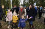 Alphen aan de Rijn 10 november 2021
Prinses Irene opent de Nationale Boomfeestdag. Samen met haar zoon prins Carlos, haar dochter prinses Margarita, schoondochter Viktoria en kleinkinderen plantte ze een Levensboom (een populier) in haar eigen Prinses IreneBos. Sterre Koning trad op .