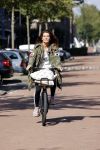 Amsterdam 22 september 2021
Quinty Trustfull op haar electrische van Moof fiets.