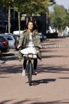 Amsterdam 22 september 2021
Quinty Trustfull op haar electrische van Moof fiets.