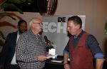 Leiden 15 november 2021
Boekpresentatie Rob Geus . Rob reikt het eerste boek uit aan een leraar van hem