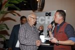 Leiden 15 november 2021
Boekpresentatie Rob Geus . Rob reikt het eerste boek uit aan een leraar van hem