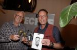 Leiden 15 november 2021
Boekpresentatie Rob Geus . Rob reikt het eerste boek uit aan een leraar van hem