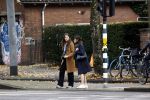 Amsterdam 26 oktober 2021
Roos ten Brink met dochter op straat in Amsterdam zuid