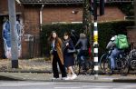 Amsterdam 26 oktober 2021
Roos ten Brink met dochter op straat in Amsterdam zuid