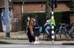 Amsterdam 26 oktober 2021
Roos ten Brink met dochter op straat in Amsterdam zuid