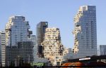 Amsterdam 24 oktober 2021
Complex the Valley van Ronnie Rosenbaum naast de voetbalvelden van AFC op de zuidas.