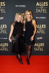 Amsterdam 1 november 2021
Premiere alles op tafel in het deLamar theater.
Wendy v Dijk kwam met goede vriendin Claudia de Bruijn