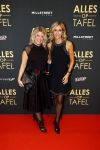 Amsterdam 1 november 2021
Premiere alles op tafel in het deLamar theater.
Wendy v Dijk kwam met goede vriendin Claudia de Bruijn