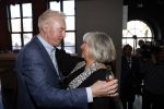 Amsterdam 24 oktober 2021
Willeke Alberti krijgt de blijvend applaus prijs in de kleine  Komedie. Zoon Johnny de Mol is ook aanwezig. Willeke met Andre v Duin
