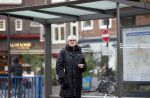 Amsterdam 2 november 2021
Wim Nijkamp de partner van Joop Braakhekke wacht op de tram in Amsterdam zuid