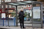 Amsterdam 2 november 2021
Wim Nijkamp de partner van Joop Braakhekke wacht op de tram in Amsterdam zuid