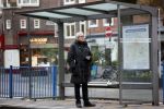 Amsterdam 2 november 2021
Wim Nijkamp de partner van Joop Braakhekke wacht op de tram in Amsterdam zuid
