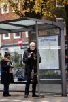 Amsterdam 2 november 2021
Wim Nijkamp de partner van Joop Braakhekke wacht op de tram in Amsterdam zuid