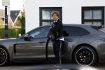 Mijdrecht Vinkeveen 30 oktober 2022
Andre Hazes zijn auto bij zijn moeder en daarna ging hij trainen in Mijdrecht en daarna op de koffie vij zijn neef Djarno Hofland in Vinkeveen.