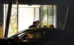 Schiphol - Amstelveen 16 oktober 2022
Andre Hazes en zijn nieuwe vriendin Sarah Sabil arriveren na hun eerste vakantie samen in Dubai bij de VIP op schiphol en daarna brengt taxi Sarah naar haar huis in Amstelveen.