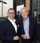 Zaandam 30 oktober 2022
Premiere zo vader zo zoon van Jon v Eerd in het zaantheater. Andre v Duin met partner Fernando