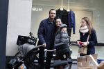 Amsterdam 15 oktober 2022
Dave Roelvink aan het wandelen op de pc Hooftstraat samen met zijn moeder Lucienne Kenter