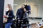 Amsterdam 15 oktober 2022
Dave Roelvink aan het wandelen op de pc Hooftstraat samen met zijn moeder Lucienne Kenter