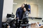 Amsterdam 15 oktober 2022
Dave Roelvink aan het wandelen op de pc Hooftstraat samen met zijn moeder Lucienne Kenter