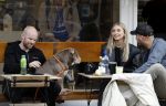 Amsterdam 29 oktober 2022
Davy Klaassen met zijn hond op terras.