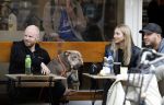 Amsterdam 29 oktober 2022
Davy Klaassen met zijn hond op terras.