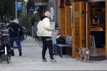 Amsterdam 29 oktober 2022
Davy Klaassen met zijn hond op terras.