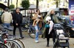 Amsterdam 31 oktober 2022
Frank Masmeijer met zijn  dochters Charlotte en Michelle met kleindochter op de cornelis schuytstraat.
