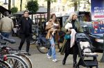 Amsterdam 31 oktober 2022
Frank Masmeijer met zijn  dochters Charlotte en Michelle met kleindochter op de cornelis schuytstraat.