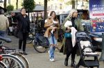 Amsterdam 31 oktober 2022
Frank Masmeijer met zijn  dochters Charlotte en Michelle met kleindochter op de cornelis schuytstraat.