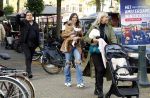 Amsterdam 31 oktober 2022
Frank Masmeijer met zijn  dochters Charlotte en Michelle met kleindochter op de cornelis schuytstraat.
