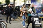 Amsterdam 31 oktober 2022
Frank Masmeijer met zijn  dochters Charlotte en Michelle met kleindochter op de cornelis schuytstraat.