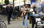 Amsterdam 31 oktober 2022
Frank Masmeijer met zijn  dochters Charlotte en Michelle met kleindochter op de cornelis schuytstraat.