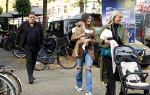 Amsterdam 31 oktober 2022
Frank Masmeijer met zijn  dochters Charlotte en Michelle met kleindochter op de cornelis schuytstraat.