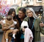 Amsterdam 31 oktober 2022
Frank Masmeijer met zijn  dochters Charlotte en Michelle met kleindochter op de cornelis schuytstraat.