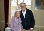 Amsterdam 17 november 2022
In theater Betty Asfalt viert Annemarie Oster haar 80e verjaardag . Jeroen Krabbe kwam met zijn vrouw Herma Krabbe