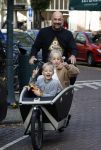 Amsterdam 26 oktober 2022
Jeroen v d Bergh met zijn kindeen in de bakfiets
