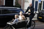 Amsterdam 26 oktober 2022
Jeroen v d Bergh met zijn kindeen in de bakfiets