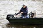 Amsterdam, 10 November 2022 Jeroen v d Boom vissend op de Amstel op zijn bootje