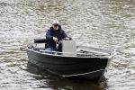 Amsterdam, 10 November 2022 Jeroen v d Boom vissend op de Amstel op zijn bootje