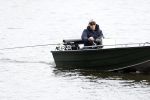 Amsterdam, 10 November 2022 Jeroen v d Boom vissend op de Amstel op zijn bootje