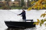 Amsterdam, 10 November 2022 Jeroen v d Boom vissend op de Amstel op zijn bootje