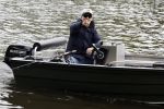 Amsterdam, 10 November 2022 Jeroen v d Boom vissend op de Amstel op zijn bootje